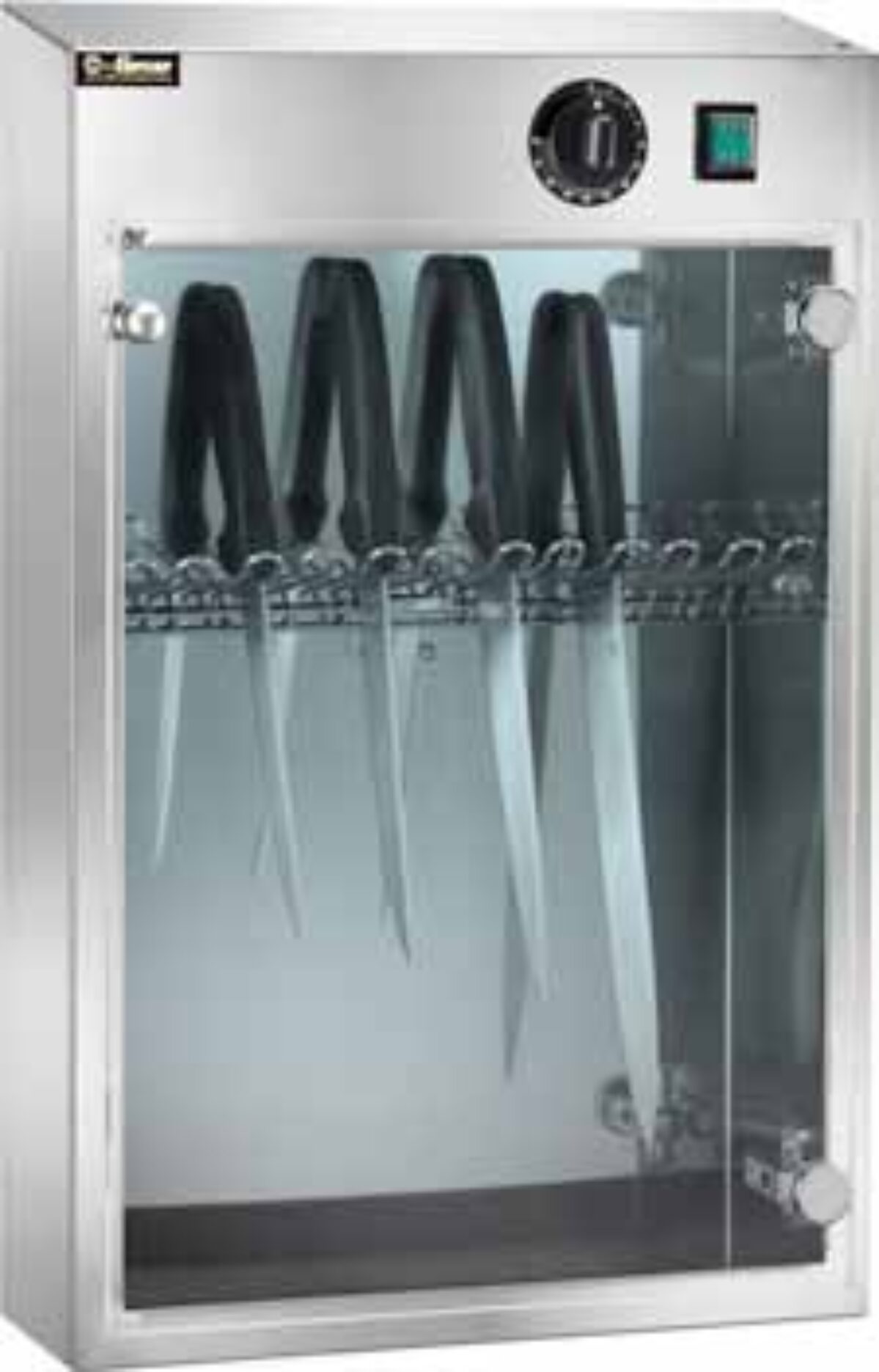 Armadietto sterilizzatore a raggi UV costruito in acciaio inox Scotch Brite. Portina in plexiglas fumè trasparente con microinterruttore. Portacoltelli in acciaio inox. Funzionamento con lampada germicida a UV con griglia di protezione. Temporizzatore 60′
