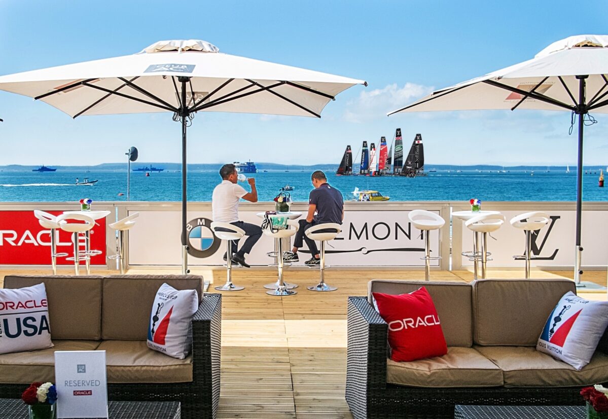 Ombrelloni a palo centrale| Ombrelloni per bar |Coperture esterno